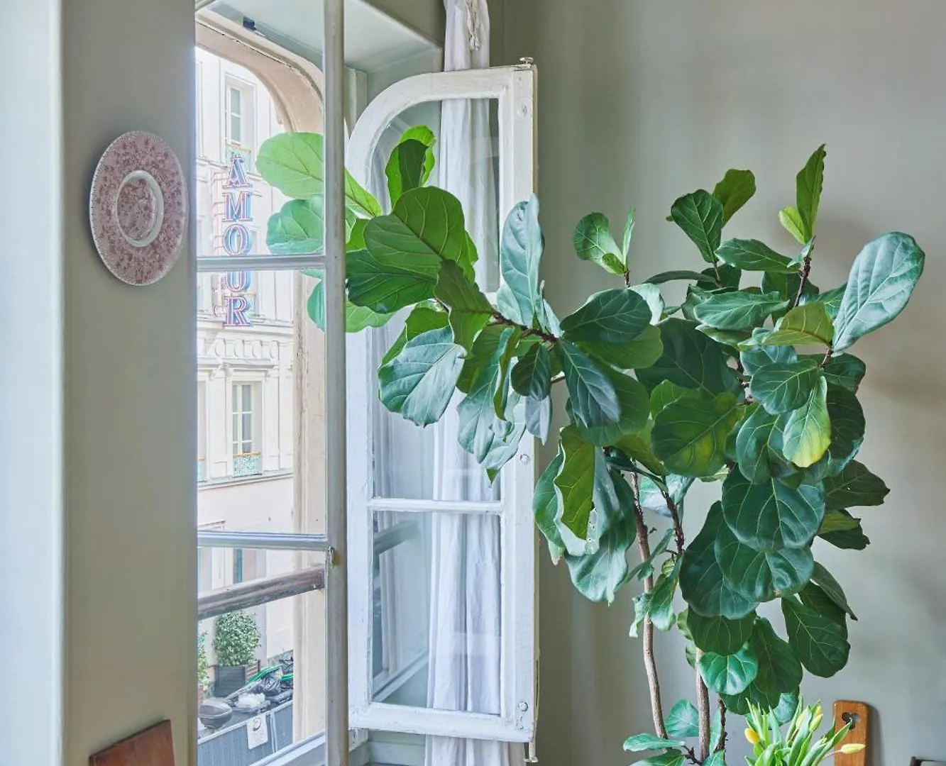 Charming 1br Rue Des Martyrs * Paris